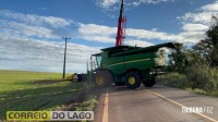 Colheitadeira em risco de capotamento é retirada com sucesso na PR-488 em Santa Helena