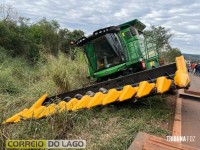 Colheitadeira em risco de capotamento é retirada com sucesso na PR-488 em Santa Helena