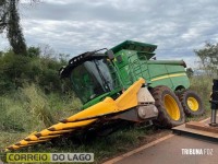Colheitadeira em risco de capotamento é retirada com sucesso na PR-488 em Santa Helena