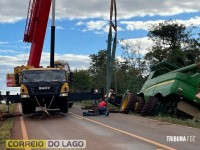 Colheitadeira em risco de capotamento é retirada com sucesso na PR-488 em Santa Helena
