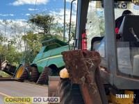 Colheitadeira em risco de capotamento é retirada com sucesso na PR-488 em Santa Helena
