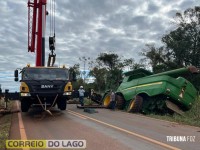 Colheitadeira em risco de capotamento é retirada com sucesso na PR-488 em Santa Helena