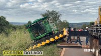 Colheitadeira em risco de capotamento é retirada com sucesso na PR-488 em Santa Helena