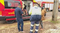 Condutor perde o controle na BR-277, sai da pista, colide com poste e capota em Foz do Iguaçu