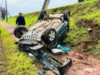 Condutor perde o controle na BR-277, sai da pista, colide com poste e capota em Foz do Iguaçu