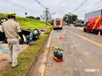 Condutor perde o controle na BR-277, sai da pista, colide com poste e capota em Foz do Iguaçu