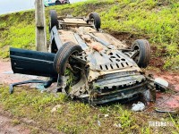 Condutor perde o controle na BR-277, sai da pista, colide com poste e capota em Foz do Iguaçu