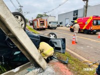 Condutor perde o controle na BR-277, sai da pista, colide com poste e capota em Foz do Iguaçu