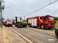 Condutor perde o controle na BR-277, sai da pista, colide com poste e capota em Foz do Iguaçu