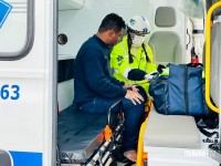 Condutor perde o controle na BR-277, sai da pista, colide com poste e capota em Foz do Iguaçu