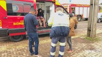 Condutor perde o controle na BR-277, sai da pista, colide com poste e capota em Foz do Iguaçu