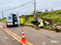 Condutor perde o controle na BR-277, sai da pista, colide com poste e capota em Foz do Iguaçu