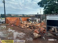 Carro sai da pista e destrói muro do cemitério de São Clemente, em Santa Helena
