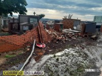 Carro sai da pista e destrói muro do cemitério de São Clemente, em Santa Helena