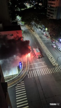 Veiculo pega fogo e morador de rua tenta furtar ferramentas do Corpo de Bombeiros