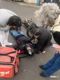 Motociclista é socorrido pelo Siate após colisão na Av. Florianópolis