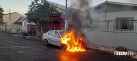 Bombeiros interveem em incêndio a veículo na Vila Adriana II
