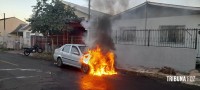 Bombeiros interveem em incêndio a veículo na Vila Adriana II