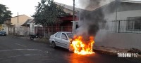 Bombeiros interveem em incêndio a veículo na Vila Adriana II