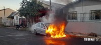 Bombeiros interveem em incêndio a veículo na Vila Adriana II