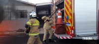 Bombeiros interveem em incêndio a veículo na Vila Adriana II