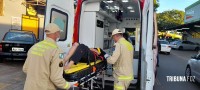 Siate socorre duas moças após colisão entre carro e moto no Porto Meira