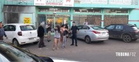 Siate socorre duas moças após colisão entre carro e moto no Porto Meira