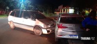 Passageira de veículo fica ferida após colisão na Vila Yolanda