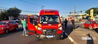 Socorristas do Siate socorre adolescente que foi atropelada na Av. República Argentina na frente da Praça da Bíblia