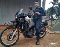 Suboficial da Policia Nacional do Paraguai realiza disparos de pistola 9mm na portaria de uma casa noturna de Ciudad Del Este