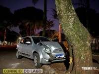 Veículo é encontrado colidido em árvore no Balneário Terra das Águas em Santa Helena