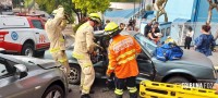 Passageira de veículo fica encarcerada após colisão grave na área central de Foz do Iguaçu