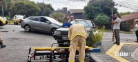 Passageira de veículo fica encarcerada após colisão grave na área central de Foz do Iguaçu