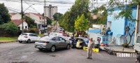 Passageira de veículo fica encarcerada após colisão grave na área central de Foz do Iguaçu