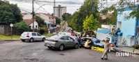 Passageira de veículo fica encarcerada após colisão grave na área central de Foz do Iguaçu