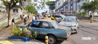 Passageira de veículo fica encarcerada após colisão grave na área central de Foz do Iguaçu