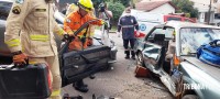 Passageira de veículo fica encarcerada após colisão grave na área central de Foz do Iguaçu