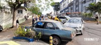 Passageira de veículo fica encarcerada após colisão grave na área central de Foz do Iguaçu