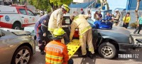 Passageira de veículo fica encarcerada após colisão grave na área central de Foz do Iguaçu