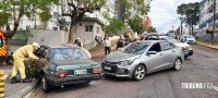Passageira de veículo fica encarcerada após colisão grave na área central de Foz do Iguaçu
