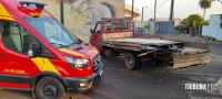 Jovem é socorrido pelo Siate após colisão entre caminhão e carro no Jardim Patriarca