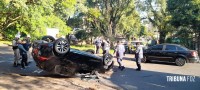 Siate socorre duas vítimas após colisão seguido de capotamento no centro de Foz do Iguaçu