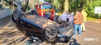 Siate socorre duas vítimas após colisão seguido de capotamento no centro de Foz do Iguaçu