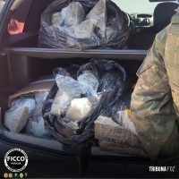 FICCO/PR do Núcleo de Foz do Iguaçu apreende 110,9 Kg de drogas dentro veículo estacionado em Francisco Beltrão