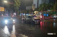 Caminhonete colide contra placa publicitária em Ciudad Del Este