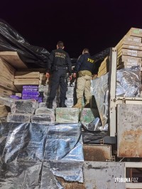 Policia Federal e PRF apreendem caminhão com 4,5 toneladas de drogas