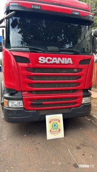 Policia Federal apreende dois caminhões carregados com cigarros contrabandeados em Foz do Iguaçu