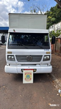 Policia Federal apreende dois caminhões carregados com cigarros contrabandeados em Foz do Iguaçu