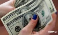 Dólar cai para R$ 5,56 com possível recuo em tarifaço nos EUA