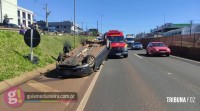 Veículo capota após ser fechado por caminhão na BR-277 em Medianeira